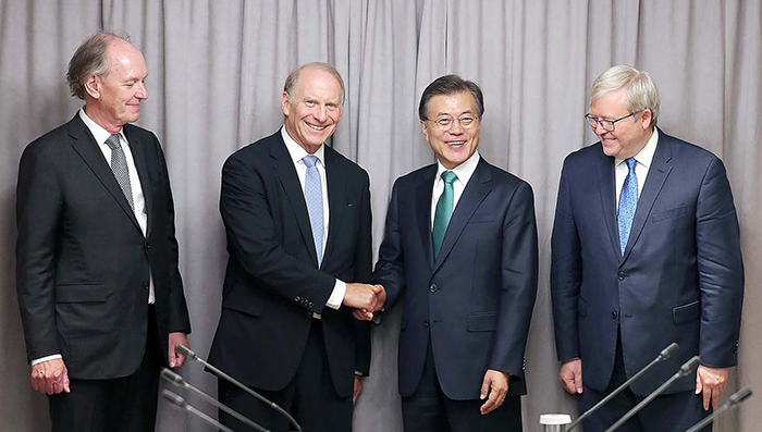 President Moon Jae-in (second from right) poses for a photo with the heads of U.S. research institutes in New York on Sept. 20. From left are Korea Society President Thomas Byrne, Council on Foreign Affairs President Richard Haass, President Moon and Kevin Rudd, president of the Asia Society Policy Institute.